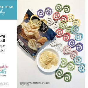 Puede incluir: Quince archivos digitales para clips de aperitivos divertidos. Los archivos están en formatos SVG, PDF, EPS y DXF. La imagen muestra una bolsa de patatas fritas, un bol de patatas fritas y quince clips de aperitivos de madera coloridos con refranes divertidos.