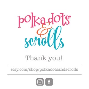 K&ouml;nnte beinhalten: Wei&szlig;er Hintergrund mit dem Text "polkadots & scrolls" in Pink, Orange und T&uuml;rkis. Darunter steht der Text "Thank you!" in Grau. Die Etsy-Shop-URL und Social-Media-Symbole befinden sich unten.