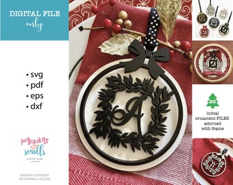 Op de afbeelding: Een houten kerstornament met een zwarte krans en de letter "A". Het ornament is versierd met een zwarte strik en een zwart-wit gestippeld lint. De afbeelding bevat ook de tekst "DIGITAL FILE only".