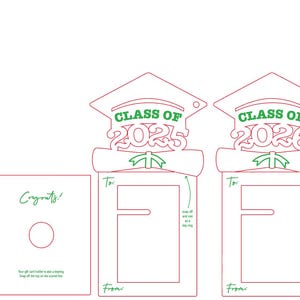 K&ouml;nnte beinhalten: Lasergeschnittene Abschluss-Geschenkkartenhalter mit einem Mortarboard-Design. Die Worte "CLASS OF 2025" sind gr&uuml;n, zusammen mit einer Schriftrolle und einer Schleife. Eine Karte sagt "Herzlichen Gl&uuml;ckwunsch!" und hat einen Kreis. Die anderen beiden haben Platz f&uuml;r "An" und "Von".
