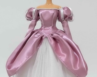 La robe inspirée d'Ariel #2 (perle rose) convient aux poupées de 11,5 pouces ou 17 pouces comme les poupées classiques Disney Princess ou les poupées chantantes classiques.