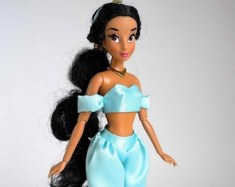 El atuendo inspirado en Jazmín se adapta a muñecas de 11,5 o 17 pulgadas, como las muñecas clásicas de Disney Princess o las muñecas clásicas cantantes.