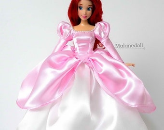 La robe inspirée d'Ariel #3 (perle rose clair) convient aux poupées de 11,5 pouces ou 17 pouces comme les poupées classiques Disney Princess ou les poupées chantantes classiques.