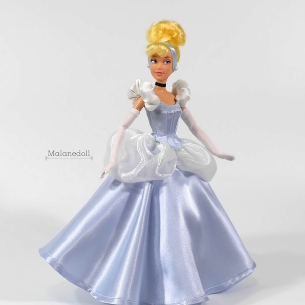 La robe de bal bleue inspirée de Cendrillon convient aux poupées de 11,5 pouces ou 17 pouces comme les poupées classiques Disney Princess ou les poupées chantantes classiques.