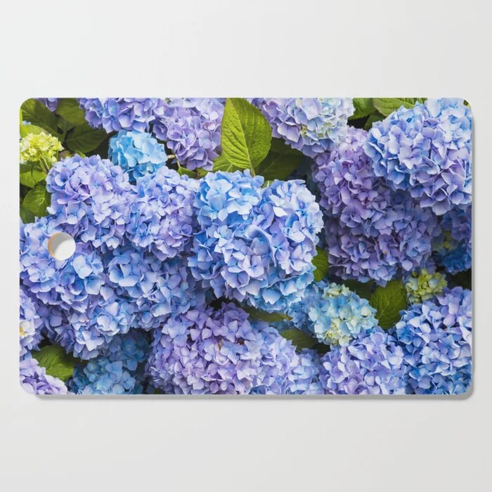 planche à découper fleurs d'hortensias violets, hortensias en fleurs, bleus, planche bois, plateau de fromages, planche