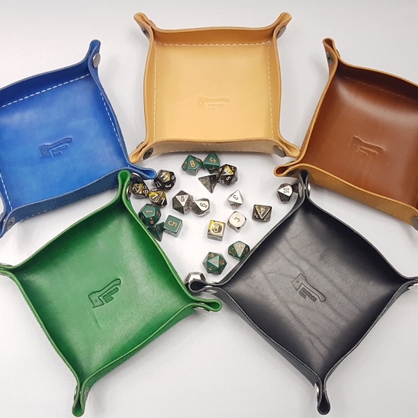 PDF Pattern: Collapsible leather dice tray in two sizes with decorative square