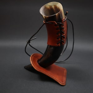 PDF Pattern: Drinking horn stand in two sizes and four variations. Instructions for both leather and wood.