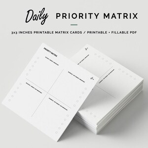 Puede incluir: Tarjetas imprimibles blancas Daily Priority Matrix, de diseño sencillo. Las tarjetas, apiladas, miden aproximadamente 7,6 x 7,6 cm y tienen secciones para tareas urgentes/importantes. El texto incluye "Daily Priority Matrix".