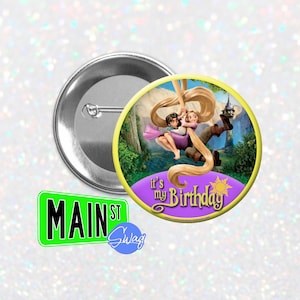 Op de afbeelding: Een ronde knop met een paarse achtergrond en de tekst "It's my Birthday" in wit. De knop heeft een cartoon afbeelding van Rapunzel en Flynn Rider uit de Disney-film Tangled.