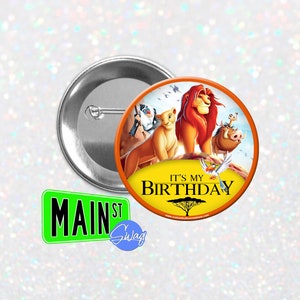 Puede incluir: Un botón redondo con fondo amarillo que presenta a Simba, Nala, Timón y Pumba de la película de Disney El Rey León. El texto "It's My Birthday" está impreso en negro sobre una pancarta amarilla.