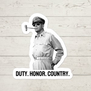 Op de afbeelding: Zwart-witte sticker van een man in militair uniform met een pijp in zijn mond. De tekst "DUTY. HONOR. COUNTRY." staat onder de afbeelding.