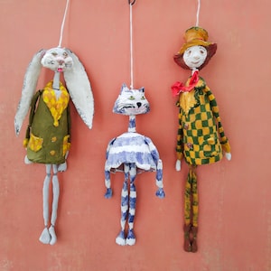 Poupées en papier mâché personnalisées, personnages féeriques sur le thème d'Alice, cadeaux déco enchanteurs, faites main pour collectionneurs