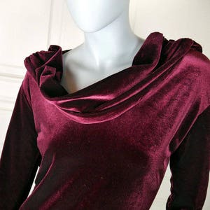 Burgund Velour Kleid, 1990er Jahre Französisch Vintage elegante Maroon Cocktailkleid w einzigartige Draping Ausschnitt: Größe 10 US, 14 UK