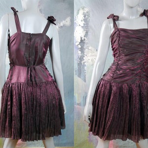 Vintage Ballkleid, Merlot lila Französisch Satin ärmellose formale Abendkleid w Göttin & zerknitterte Akkordeon Falten: 6 US, Größe 10 UK
