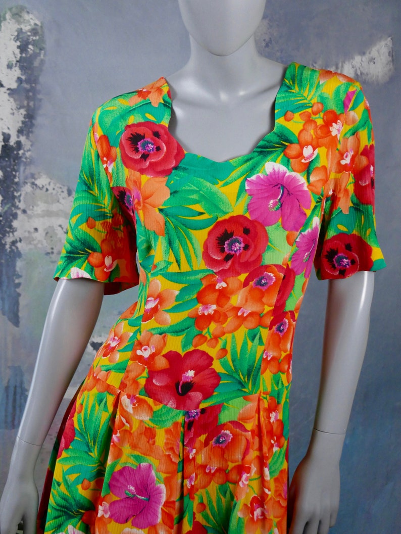 Size 14 US Orange Green Purple Red /& Yellow Above-the-Knee Dress w Queen Anne Neckline Mod Floral Short-Sleeve Summer Dress 18 UK