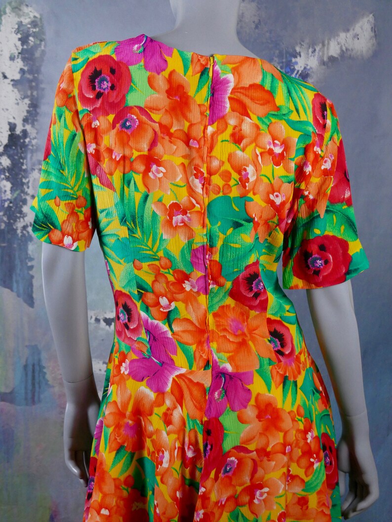 Size 14 US Orange Green Purple Red /& Yellow Above-the-Knee Dress w Queen Anne Neckline Mod Floral Short-Sleeve Summer Dress 18 UK