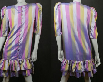 Vestido de satén a rayas de los años 80 con dobladillo con volantes de dos niveles, mangas abullonadas en tonos lila, dorado y morado fucsia. Estilo: talla 10 en EE. UU., 14 en Reino Unido.