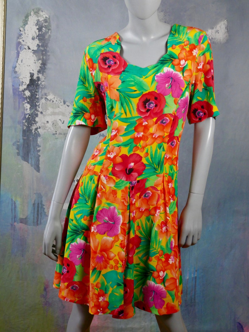 Size 14 US Orange Green Purple Red /& Yellow Above-the-Knee Dress w Queen Anne Neckline Mod Floral Short-Sleeve Summer Dress 18 UK