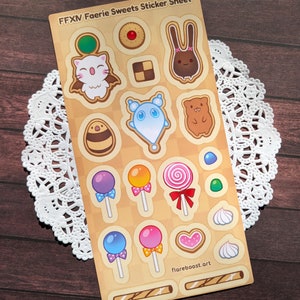 Könnte beinhalten: Eine Sticker-Tafel mit einer Vielzahl von niedlichen, bunten Designs, die von Final Fantasy XIV inspiriert sind. Die Tafel zeigt Charaktere und Gegenstände aus dem Spiel, darunter ein Chocobo, ein Moogle und ein Kaninchen. Die Tafel trägt den Titel "FFXIV Faerie Sweets Sticker Sheet" und die Signatur des Künstlers "flareboost.art".