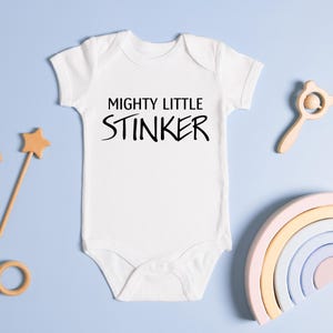 Mighty Little Stinker SVG, cita divertida para recién nacidos, refrán sobre caca, género neutro, regalo para baby shower, nueva mamá, descarga digital