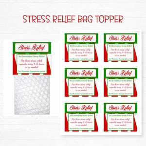 Puede incluir: Ocho etiquetas para bolsas de regalo rojas y verdes con el texto "Stress Relief" y las instrucciones "Tome tres cápsulas para aliviar el estrés cada 4-6 horas o según sea necesario".