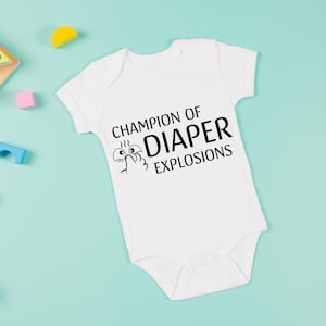 Champion Of Diaper Explosions SVG, Máquina de fazer cocô, Presente para chá de bebê recém-nascido, Limpador de bumbum, Novos pais, Frase de roupa, Download digital