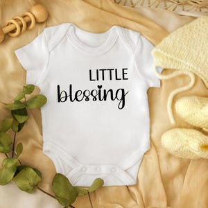 Pequeña bendición SVG, bebé de FIV, recién nacido milagroso, letrero para guardería, regalo religioso para baby shower, anuncio de bebé, nueva mamá, descarga digital