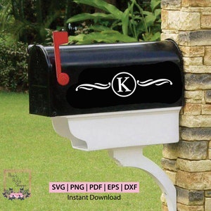 Puede incluir: Buzón negro con un diseño decorativo blanco y la letra "K" dentro de un círculo. El buzón tiene una bandera roja y una parte inferior blanca. El fondo incluye follaje verde y una pared de ladrillo. El texto "SVG | PNG | PDF | EPS | DXF Instant Download" es visible.