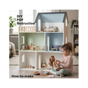 Puede incluir: Una casa de muñecas de varios pisos con un tejado azul y gris, con habitaciones amuebladas y una niña jugando con una muñeca. El texto "DIY PDF Instruction" y "How-to-make" son visibles.