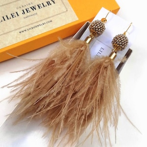 Boucles d&#39;oreilles en plumes beiges, boucles d&#39;oreilles en vraies plumes d&#39;autruche, boucles d&#39;oreilles en plumes beiges naturelles, bijoux fantaisie en plumes pour femmes, boucles d&#39;oreilles en perles