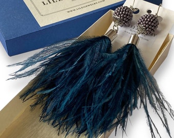 Kolczyki z piór strusia w kolorze ciemnoniebieskim: koralikowa biżuteria boho