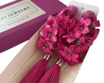 Kolczyki z frędzlami w kolorze intensywnego różu: odpinane klipsy z motywem kwiatów