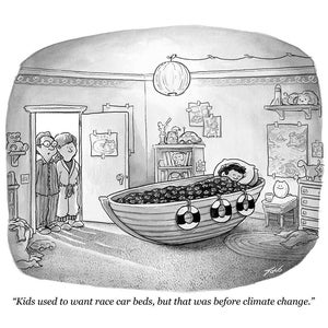 Op de afbeelding: Een zwart-witte cartoonillustratie van een kind dat slaapt in een bootbed. Twee volwassenen staan ​​in de deuropening en kijken naar het kind. De bijschrift luidt: "Kinderen wilden vroeger raceautobedden, maar dat was voor de klimaatverandering."