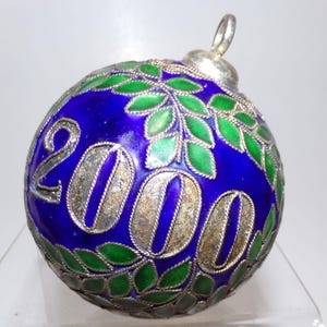 Xmas: Christmas Cloisonne Metal Ornament PEACE 2000 Dark Blue Green Gold Outlines Vintage