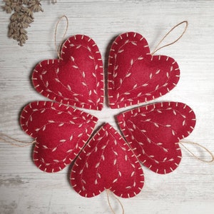 Geborduurde ornamenten van vilten hart: set van 5 rood Valentijnsdagdecor