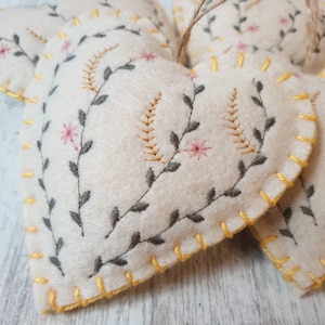 Geborduurd vilten hartornament met bloemen: handgemaakt hangend hart van stof (4,5 x 4 inch)
