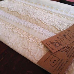 Custodia per il trucco in morbido tessuto di cotone e inserti in pizzo crema, bianco e beige