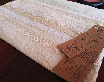 Make-up koffer in zachte katoenen stof en crème, wit en beige kanten inzetstukken