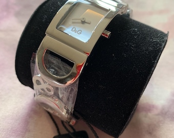 d&g (reg) 00s reloj de pulsera Dolce & Gabbana de acero inoxidable para hombre y mujer, con logo, brazalete metálico, grande, icónico, cromado, minimalista. Plata. Rpc