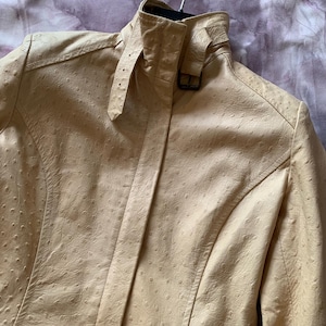 del porto (4us/s) manteau court pour femme en cuir gaufré d'autruche véritable des années 2000. Crémer le beurre. Fabriqué en Italie