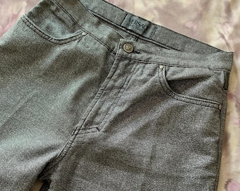 Pantalones vaqueros Versace Jeans Couture (27/s) de los años 90, con logo Medusa, cintura alta y pierna recta. Color gris/azul metalizado brillante. Italia