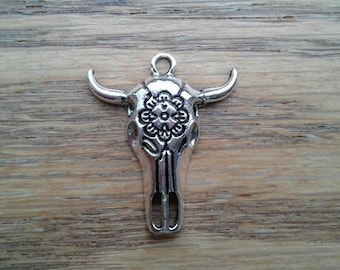 1 Cow Steer Skull Charm, Antique Silver Toned Flower Detailed Charm Pendant    (i-1)