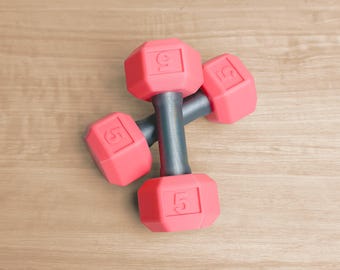 Juguete sonajero con forma de mancuerna para bebés: regalo inspirado en el ejercicio para amantes del fitness y bebés, regalo para baby shower con temática de fitness, ¡un lindo juguete para padres primerizos!