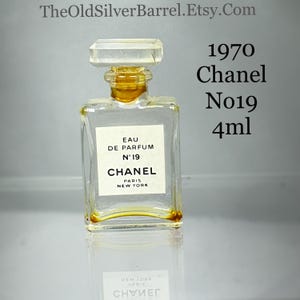 Vintage Chanel No19 small perfume bottle, 4ml bottle, Eau de Parfum, 1970 Chanel, rare designer items, travel size Chanel, unique gift for