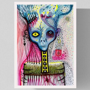 Op de afbeelding: Een surrealistische kunstdruk met een blauwhuidige figuur met één geel oog en één donker oog. De figuur heeft een gele ladderachtige nek, een romp bedekt met groen gras en roze haar. Een rood hangslot hangt aan het oor, gesigneerd met Ray Dust.