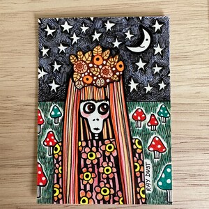 Oryginalna mała szkieletowa dziewczyna rysunek aceo karta, 2.5"x3.5". Ilustracja piórem i tuszem, Mushroom patch księżyc i gwiazdy sztuka czaszki, Ray Dust