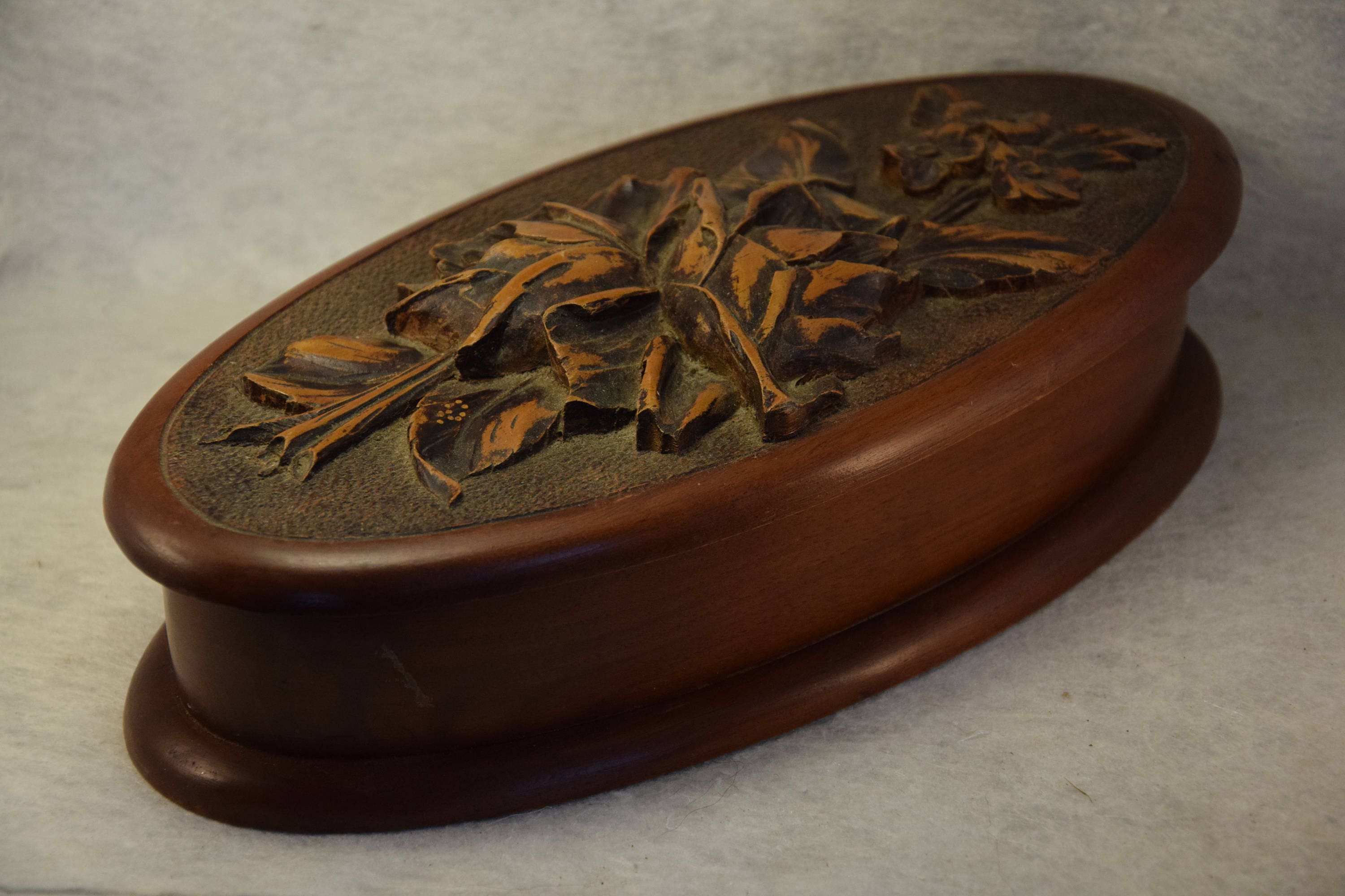 Boite Ovale en Bois Sculpté