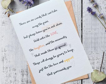 Può includere: Un biglietto bianco con un messaggio scritto a mano sull'amore e il supporto. Il messaggio dice: "Non ci sono parole che possano togliere il dolore, ma sappi che non sei solo. Stringiti all'AMORE, alla risata e ai momenti che li hanno resi così speciali. Saranno sempre tuoi, proprio come l'amore e il supporto che ti circonda."