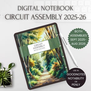 Può includere: Quaderno digitale con un design di sentiero nella foresta. La copertina recita "CIRCUIT ASSEMBLY 2025-26" e "CIRCUIT ASSEMBLY NOTES 2025-2026". Include uno stilo bianco e un adesivo verde che dice "BOTH ASSEMBLIES SETT 2025-AGO 2026".