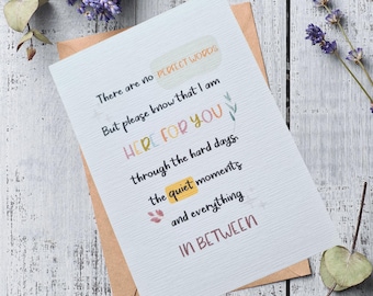 Può includere: Un biglietto azzurro chiaro con un messaggio scritto a mano che dice "Non ci sono parole perfette, ma ti prego di sapere che sono qui per te, attraverso i giorni difficili, i momenti tranquilli e tutto ciò che c'è in mezzo."